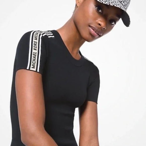 Michael Kors
Logo Tape Textured Knit Short-Sleeve Sweater - Picture 1 of 9